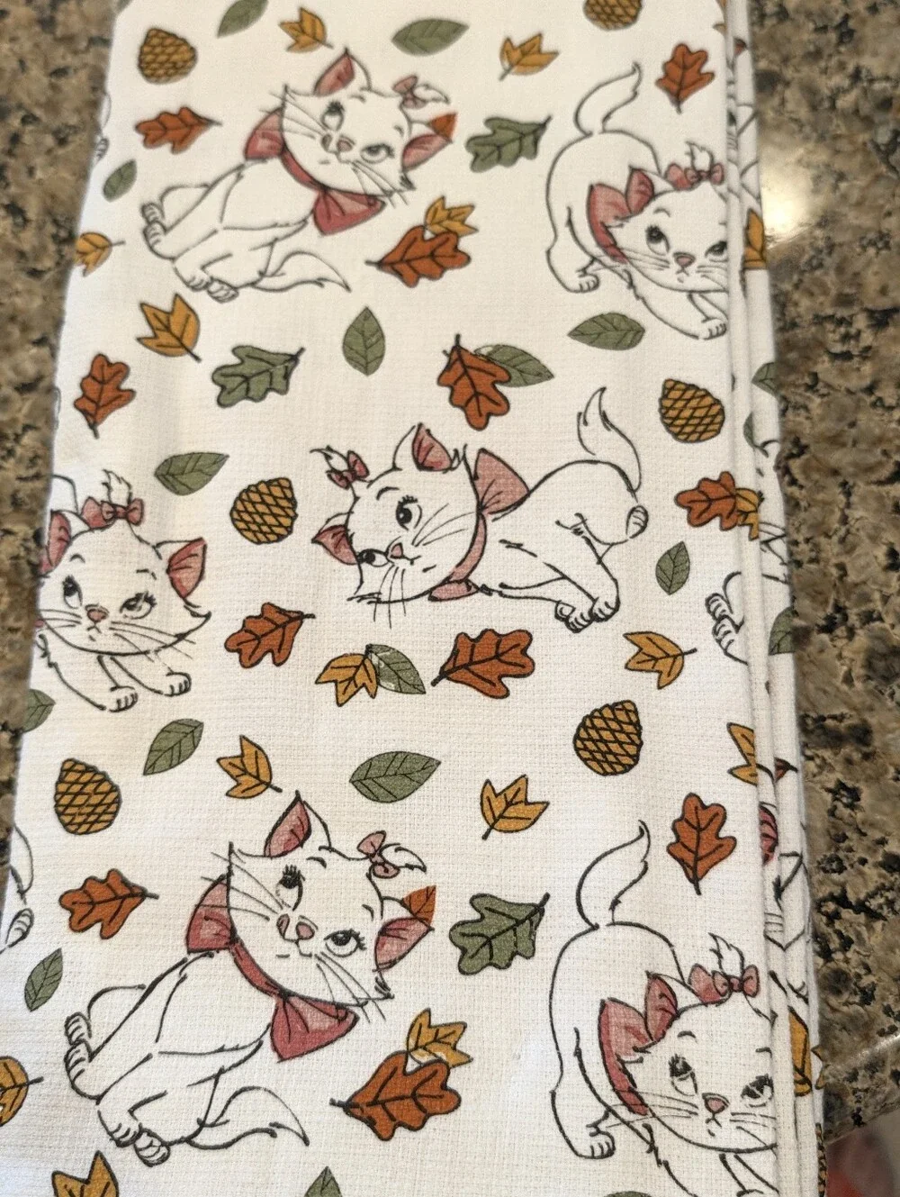NEW Disney The Aristocats Marie Fall Leaves Autumn Kitchen Towels 2 Set